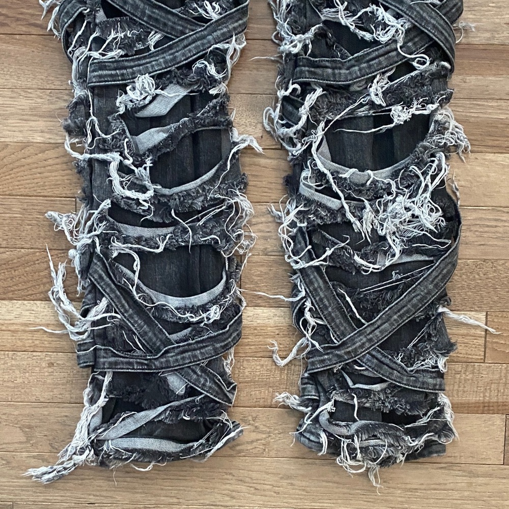 AKIRA SUPER DISTRESSED RELAXED FIT JEANS - Picture 8 of 12